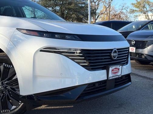 Everest White Pearl Tricoat/Super Black 2026 Nissan Murano Platinum