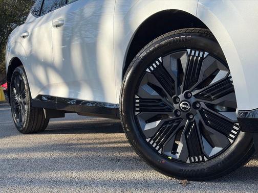Everest White Pearl Tricoat/Super Black 2026 Nissan Murano Platinum