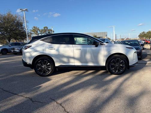 Everest White Pearl Tricoat/Super Black 2026 Nissan Murano Platinum