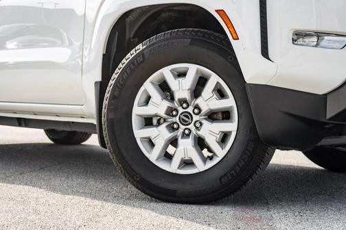Glacier White 2024 Nissan Frontier SV
