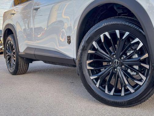 Everest White Pearl Tricoat 2026 Nissan Rogue Dark Armor