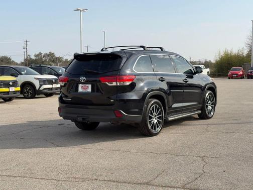 2017 Toyota Highlander SE