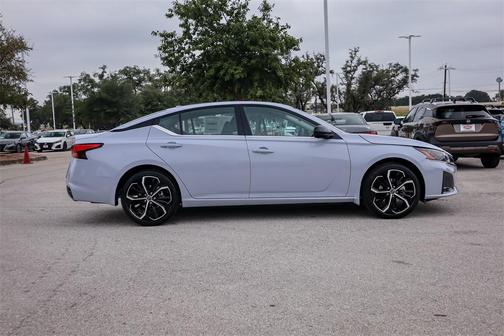 2025 Nissan Altima SR FWD