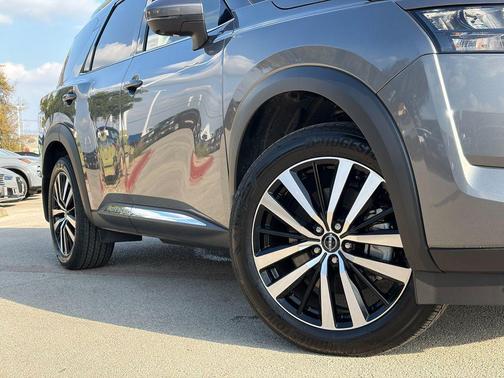 2025 Nissan Pathfinder Platinum FWD