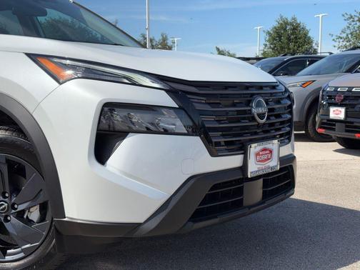 Everest White Pearl Tricoat 2026 Nissan Rogue SV