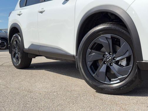 Everest White Pearl Tricoat 2026 Nissan Rogue SV
