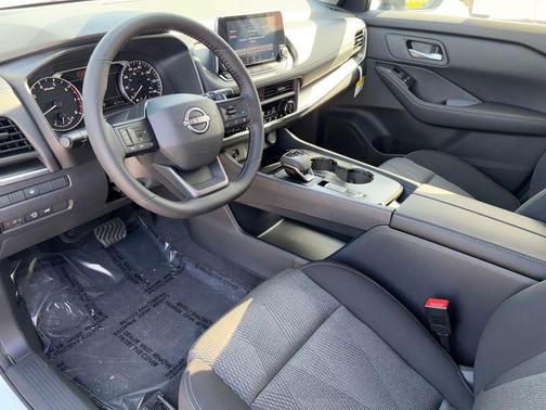 Everest White Pearl Tricoat 2026 Nissan Rogue SV