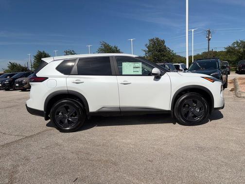 Everest White Pearl Tricoat 2026 Nissan Rogue SV