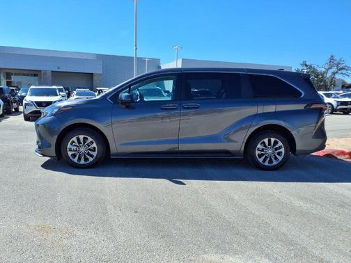 Magnetic Gray Metallic 2025 Toyota Sienna LE