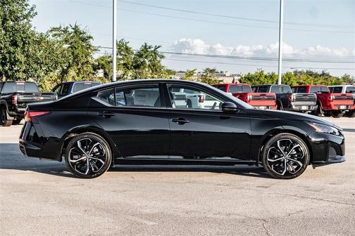2025 Nissan Altima SR FWD