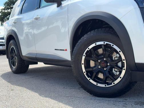 Everest White Pearl Tricoat/Super Black 2026 Nissan Pathfinder Rock Creek