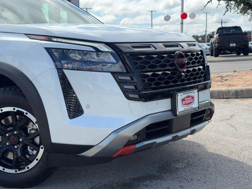 Everest White Pearl Tricoat/Super Black 2026 Nissan Pathfinder Rock Creek