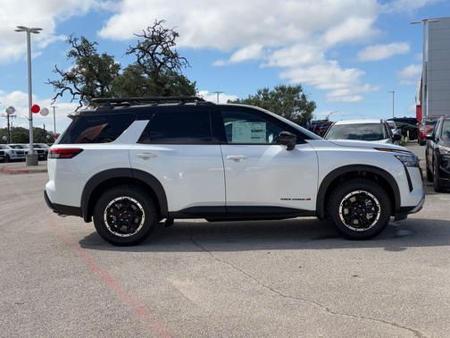 Everest White Pearl Tricoat/Super Black 2026 Nissan Pathfinder Rock Creek