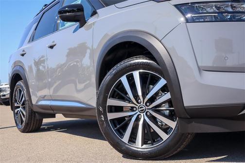 2025 Nissan Pathfinder Platinum FWD