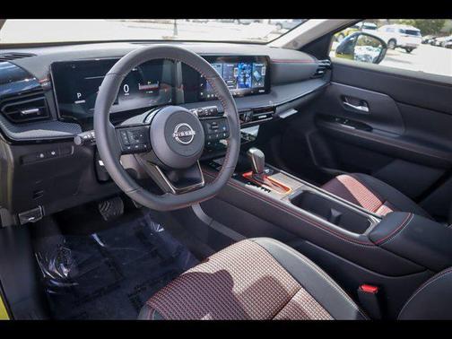 Yuzu Yellow Metallic/Super Black 2026 Nissan Kicks SR