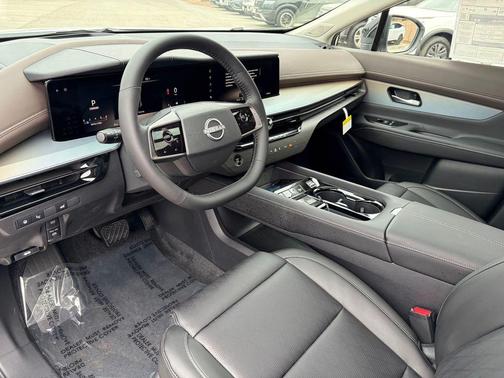 Everest White Pearl Tricoat/Super Black 2026 Nissan Murano Platinum