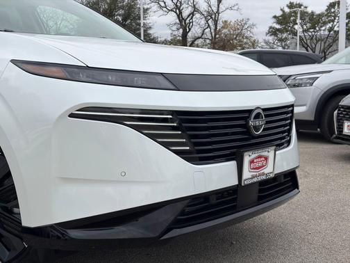 Everest White Pearl Tricoat/Super Black 2026 Nissan Murano Platinum