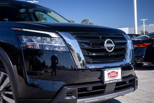 2023 Nissan Pathfinder SL FWD