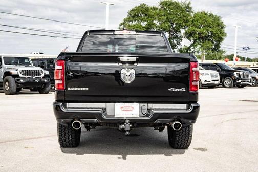 Diamond Black Crystal Pearlcoat 2022 RAM 1500 Laramie