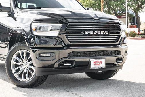 Diamond Black Crystal Pearlcoat 2022 RAM 1500 Laramie