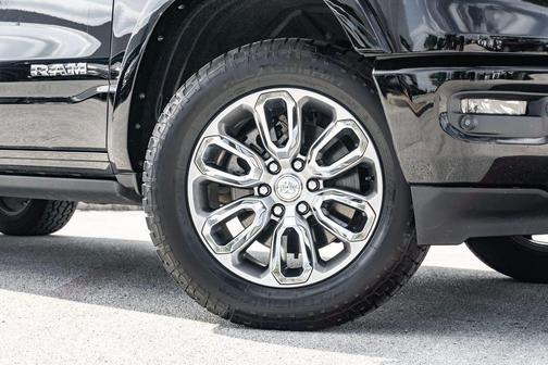 Diamond Black Crystal Pearlcoat 2022 RAM 1500 Laramie