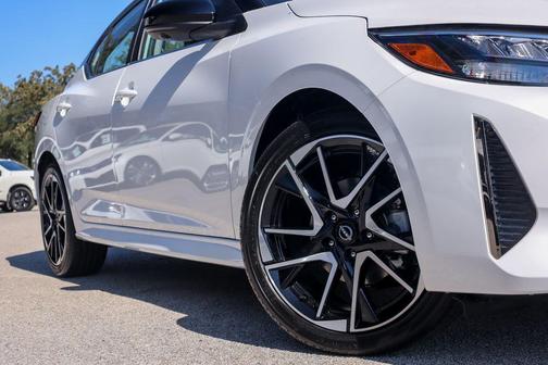 Aspen White Tricoat/Super Black 2025 Nissan Sentra SR