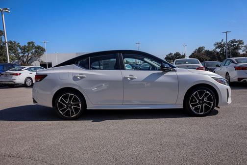 Aspen White Tricoat/Super Black 2025 Nissan Sentra SR