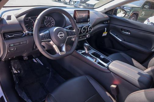 Aspen White Tricoat/Super Black 2025 Nissan Sentra SR