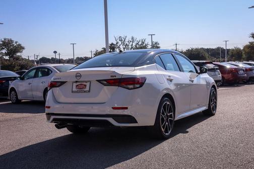 Aspen White Tricoat/Super Black 2025 Nissan Sentra SR