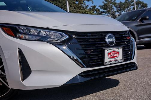 Aspen White Tricoat/Super Black 2025 Nissan Sentra SR