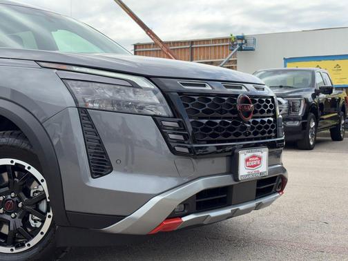 Boulder Gray Pearl/Super Black 2026 Nissan Pathfinder Rock Creek