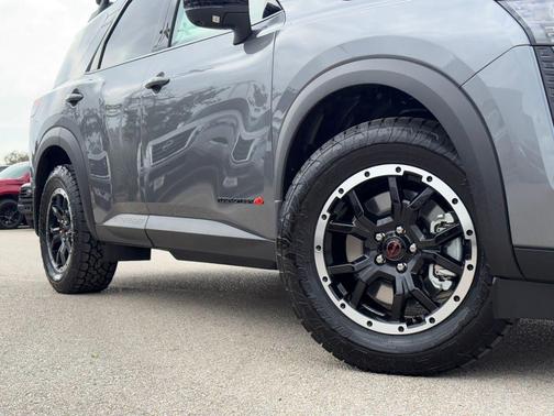 Boulder Gray Pearl/Super Black 2026 Nissan Pathfinder Rock Creek