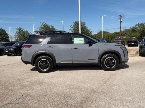 Boulder Gray Pearl/Super Black 2026 Nissan Pathfinder Rock Creek