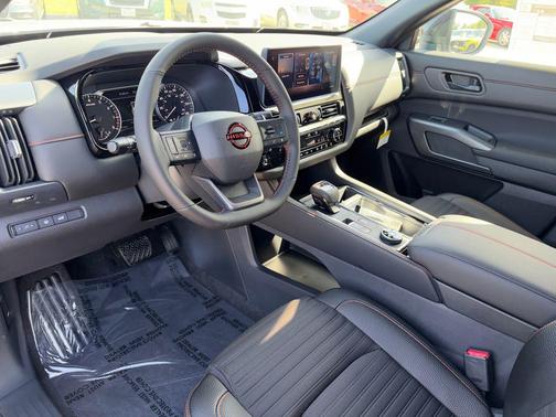 Boulder Gray Pearl/Super Black 2026 Nissan Pathfinder Rock Creek