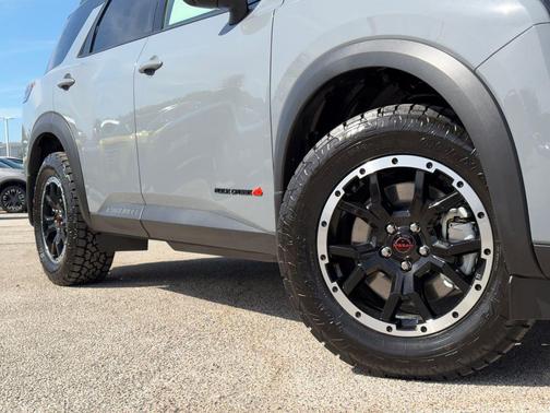 Boulder Gray Pearl/Super Black 2026 Nissan Pathfinder Rock Creek