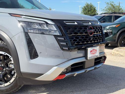 Boulder Gray Pearl/Super Black 2026 Nissan Pathfinder Rock Creek
