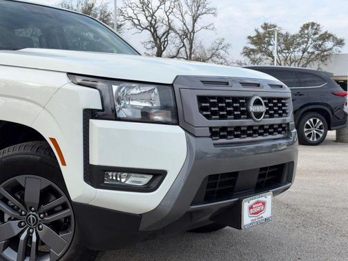 2025 Nissan Frontier SV