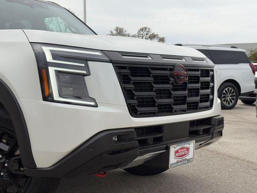 Aspen White Tricoat/Super Black 2026 Nissan Armada PRO-4X