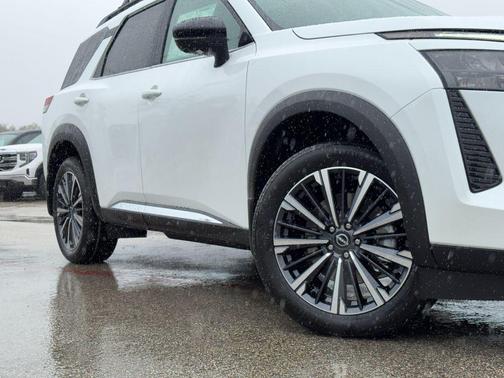 Everest White Pearl Tricoat 2026 Nissan Pathfinder Platinum