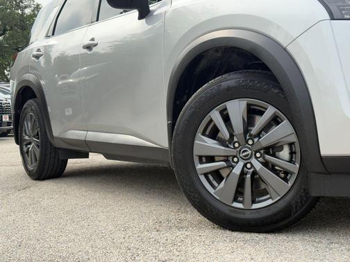 Brilliant Silver Metallic 2024 Nissan Pathfinder S FWD