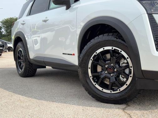 Everest White Pearl Tricoat/Super Black 2026 Nissan Pathfinder Rock Creek