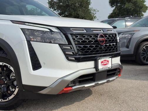 Everest White Pearl Tricoat/Super Black 2026 Nissan Pathfinder Rock Creek