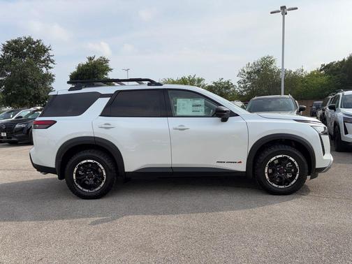 Everest White Pearl Tricoat/Super Black 2026 Nissan Pathfinder Rock Creek