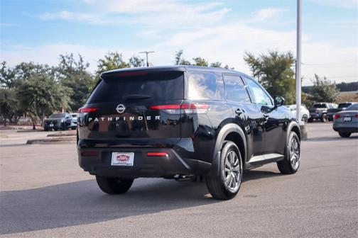 2025 Nissan Pathfinder S FWD