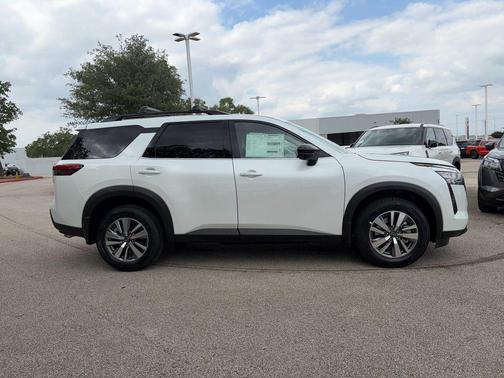 Everest White Pearl Tricoat 2026 Nissan Pathfinder SL