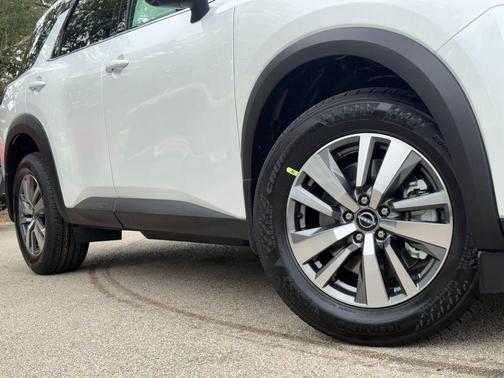 Everest White Pearl Tricoat 2026 Nissan Pathfinder SL