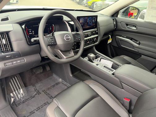 Everest White Pearl Tricoat 2026 Nissan Pathfinder SL