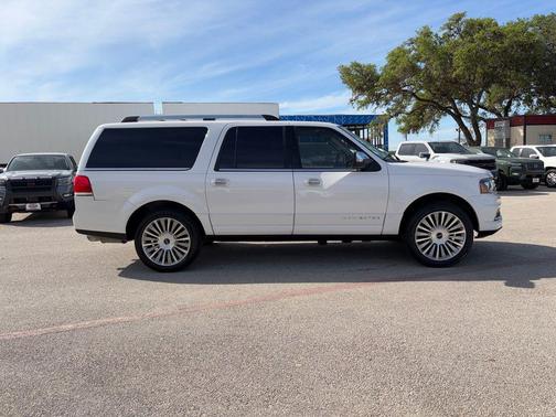 WHITE PLATINUM MET TRI-COAT 2015 Lincoln Navigator Base