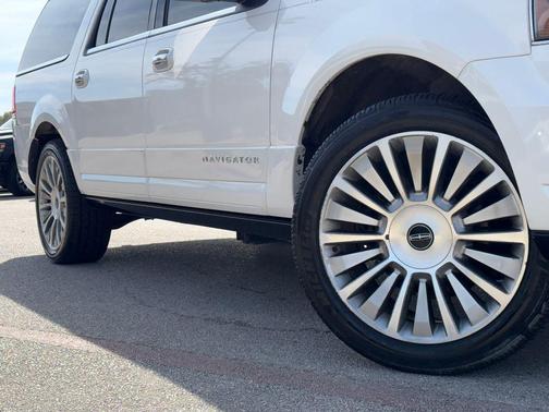 WHITE PLATINUM MET TRI-COAT 2015 Lincoln Navigator Base