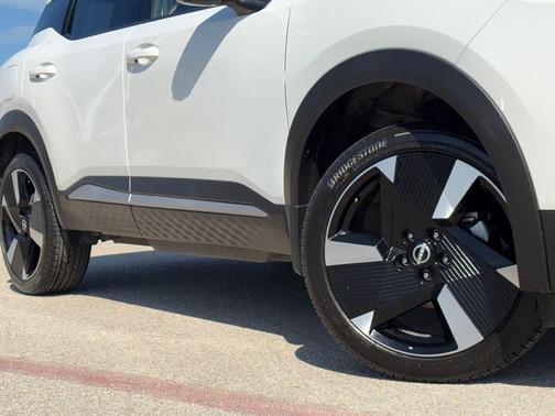 Aspen White Tricoat 2025 Nissan Kicks SR